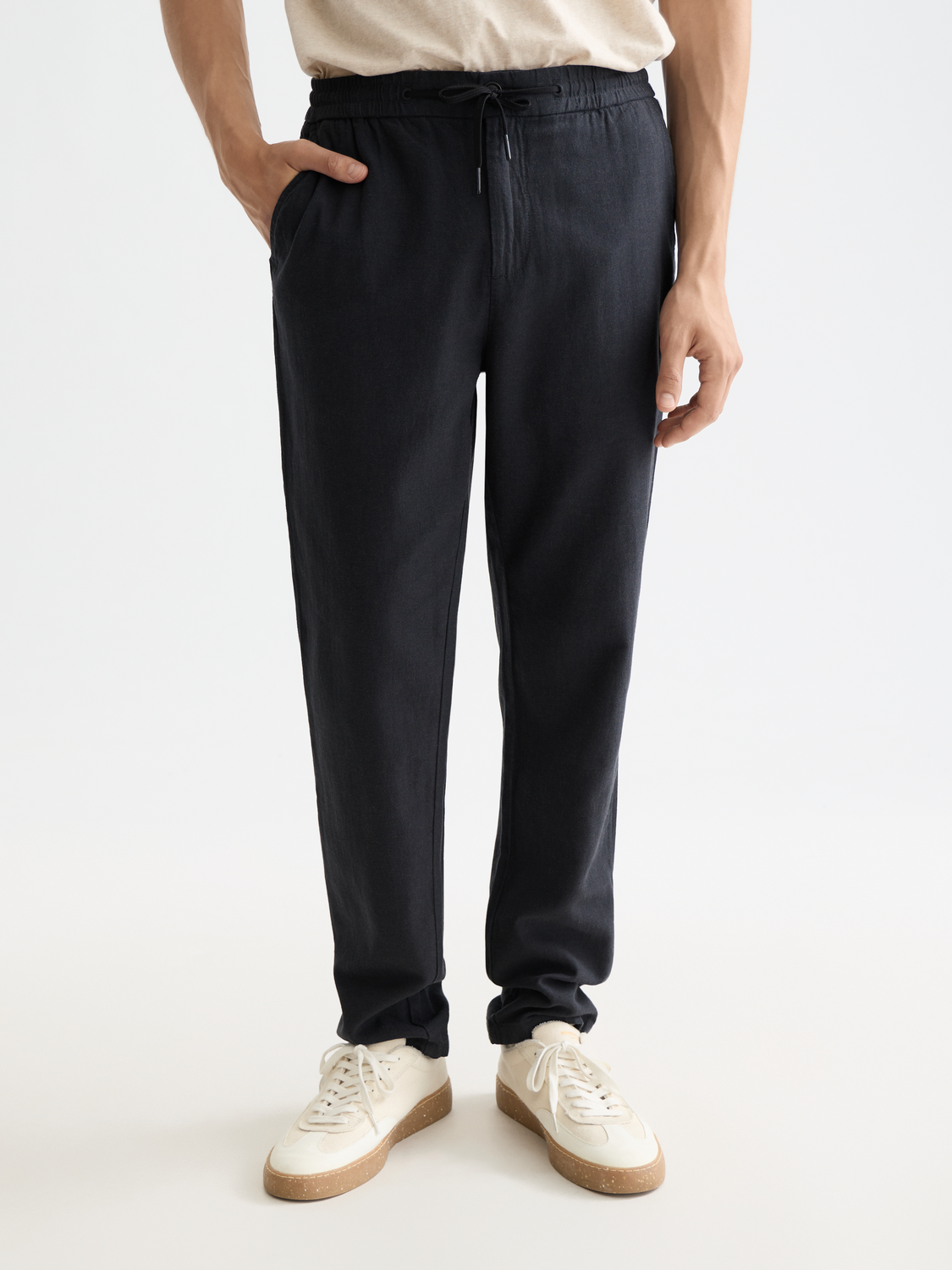 Embrace laid-back comfort with our Warren twill jogger pants. These joggers combine a relaxed aesthetic with breathable fabric - ideal for both leisure and spontaneous thrills.
Men's pants
Straight-fit
Zipper and button closure
Back pocket
Side pockets
67% Cotton, 33% Linen