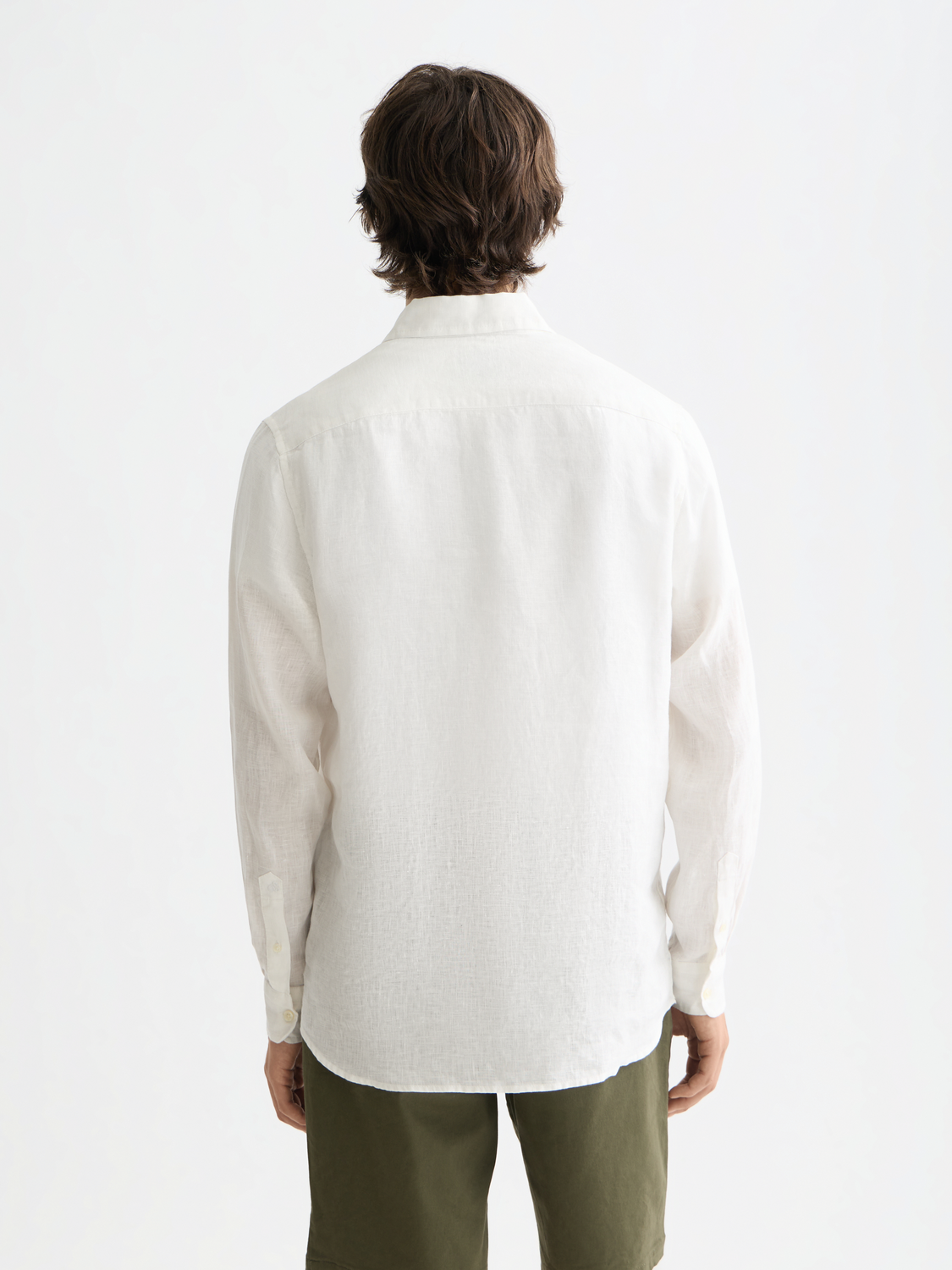Dive into the heart of summer with the linen shirt. Crafted for comfort, this shirt is a tribute to those sun-drenched days and balmy nights. Its classic button down design meets the laid-back luxury of linen, offering a silhouette that's as breezy as it is stylish.
Men's shirt
100% linen
Long sleeved
Button down
100% Linen