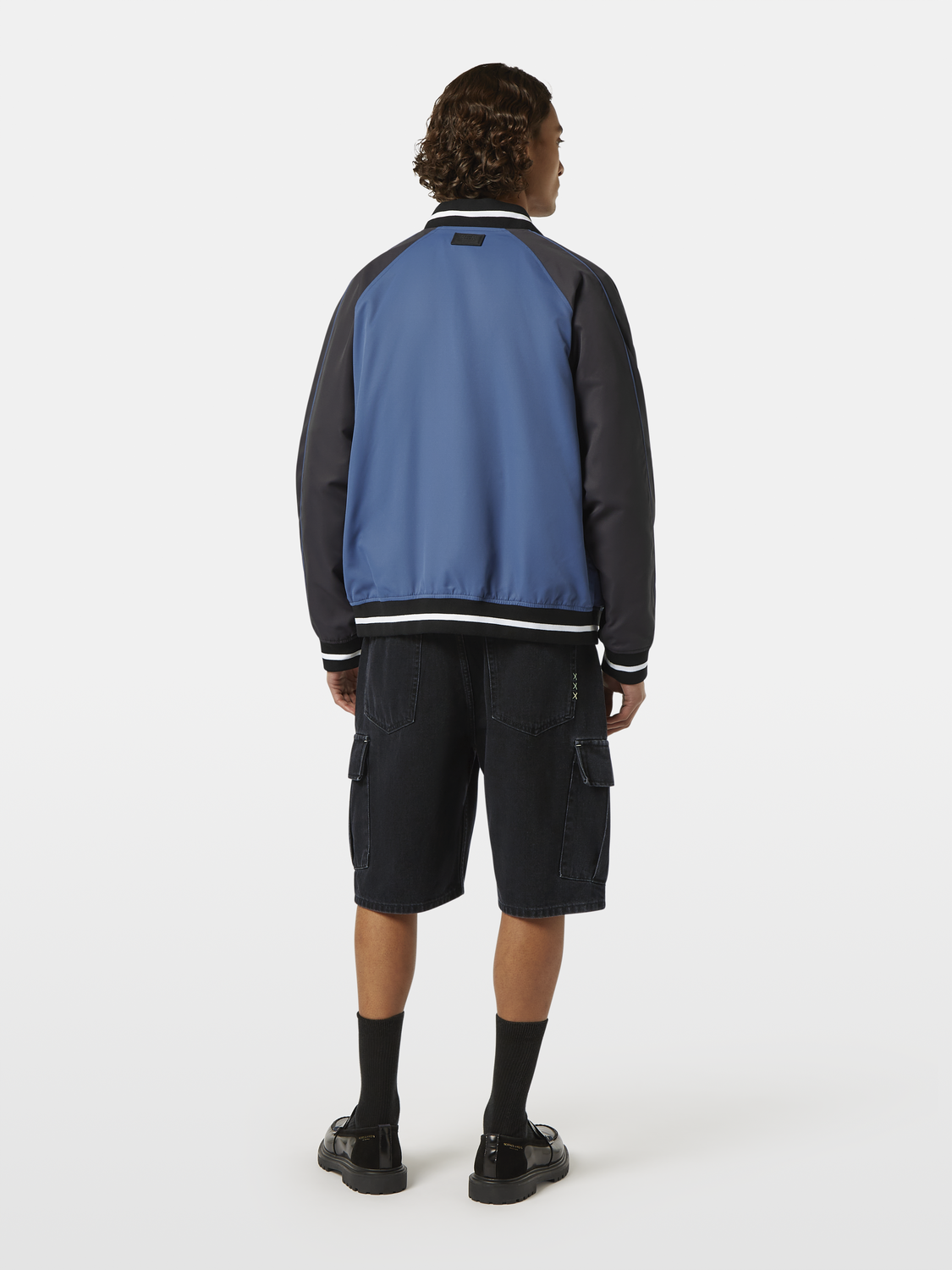 Reversible and ready to switch up your style, this bomber jacket offers two distinct looks. One side features a bold print, while the other showcases a sleek, solid colour, giving you effortless versatility for any occasion.
100% Polyester
Regular fit