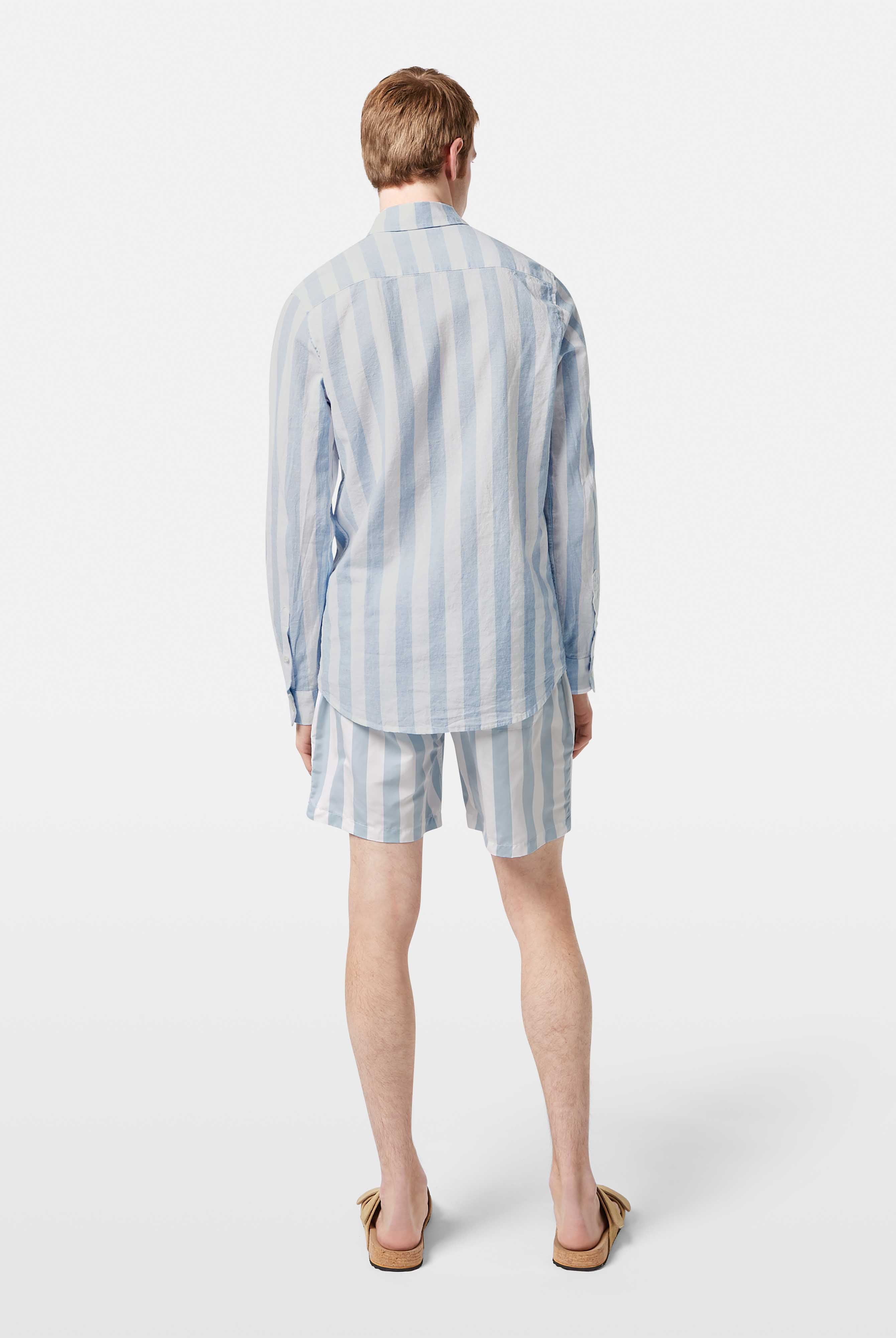 This lightweight long-sleeved seersucker shirt features classic stripes and a textured finish, blending comfort with effortless style.
100% Cotton
Regular fit